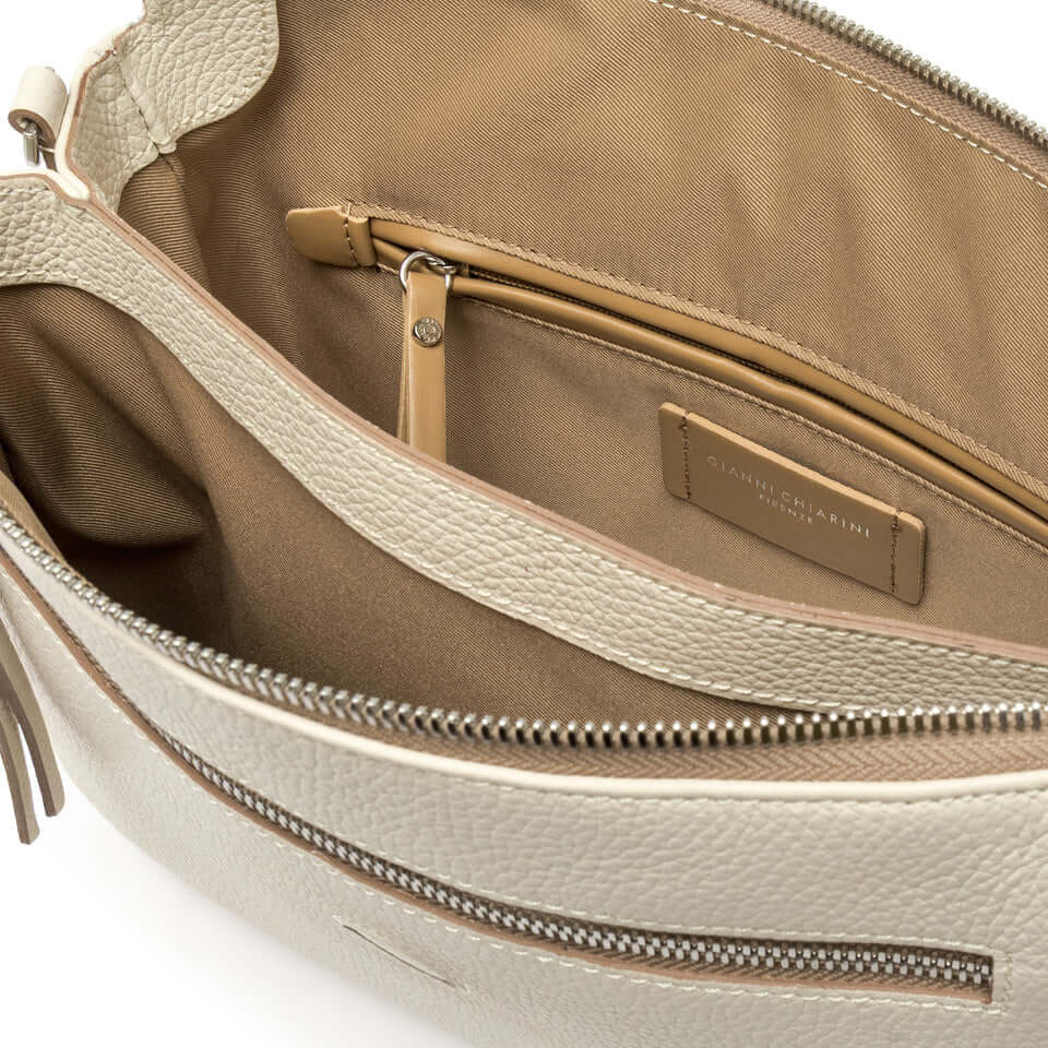 Dettaglio interno della borsa THREE by Gianni Chiarini, in pelle martellata con tasche e zip.