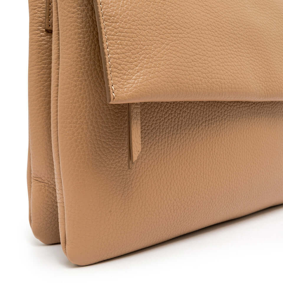 Borsa THREE by Gianni Chiarini Firenze in pelle martellata, elegante e casual, colore beige.
