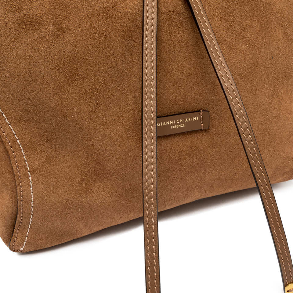 Dettaglio dello zaino VIOLETTE di Gianni Chiarini Firenze in pelle scamosciata, evidenziando laccio e cuciture a contrasto.