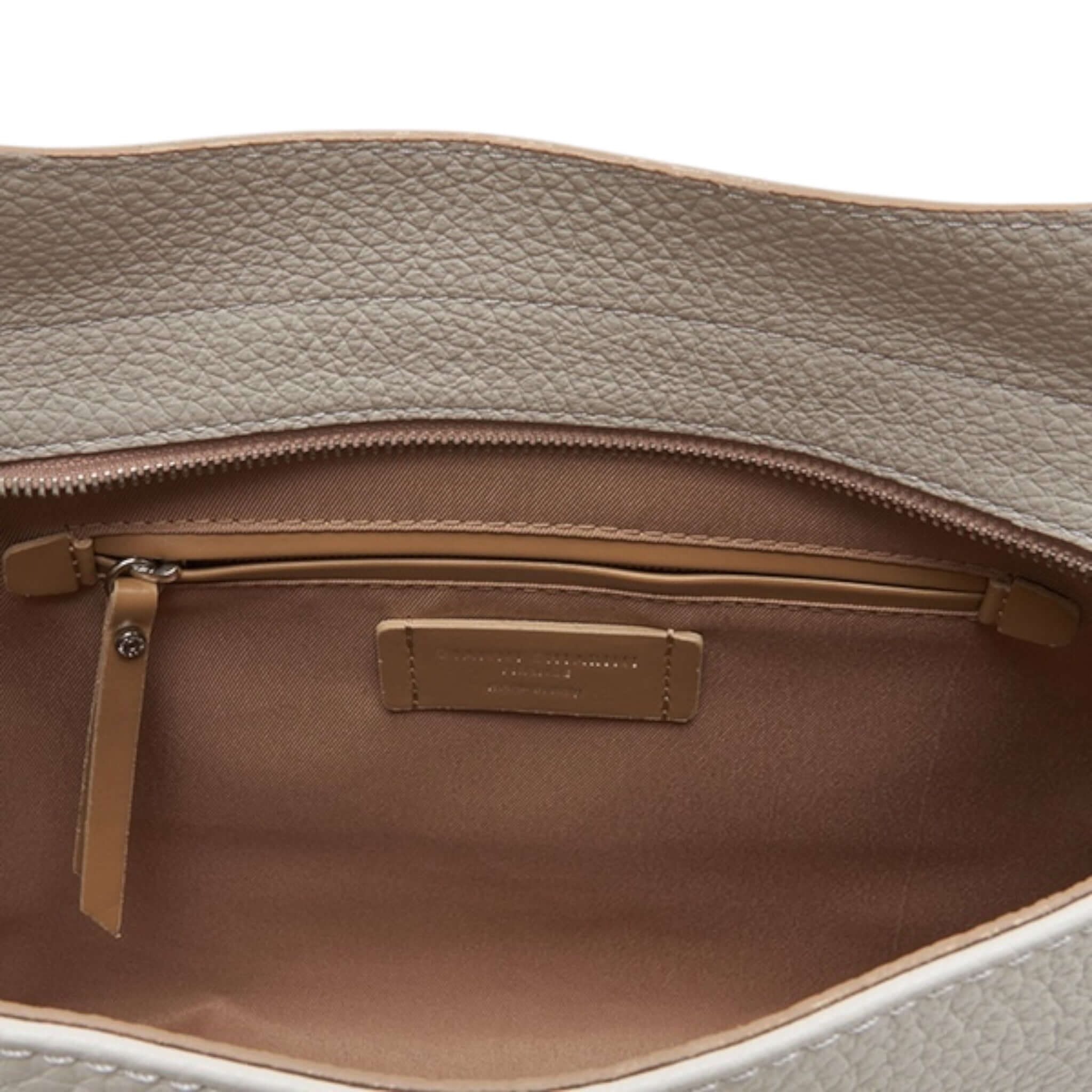 Interno della borsa MINERVA di Gianni Chiarini, caratterizzato da una tasca con zip e rivestimento elegante.