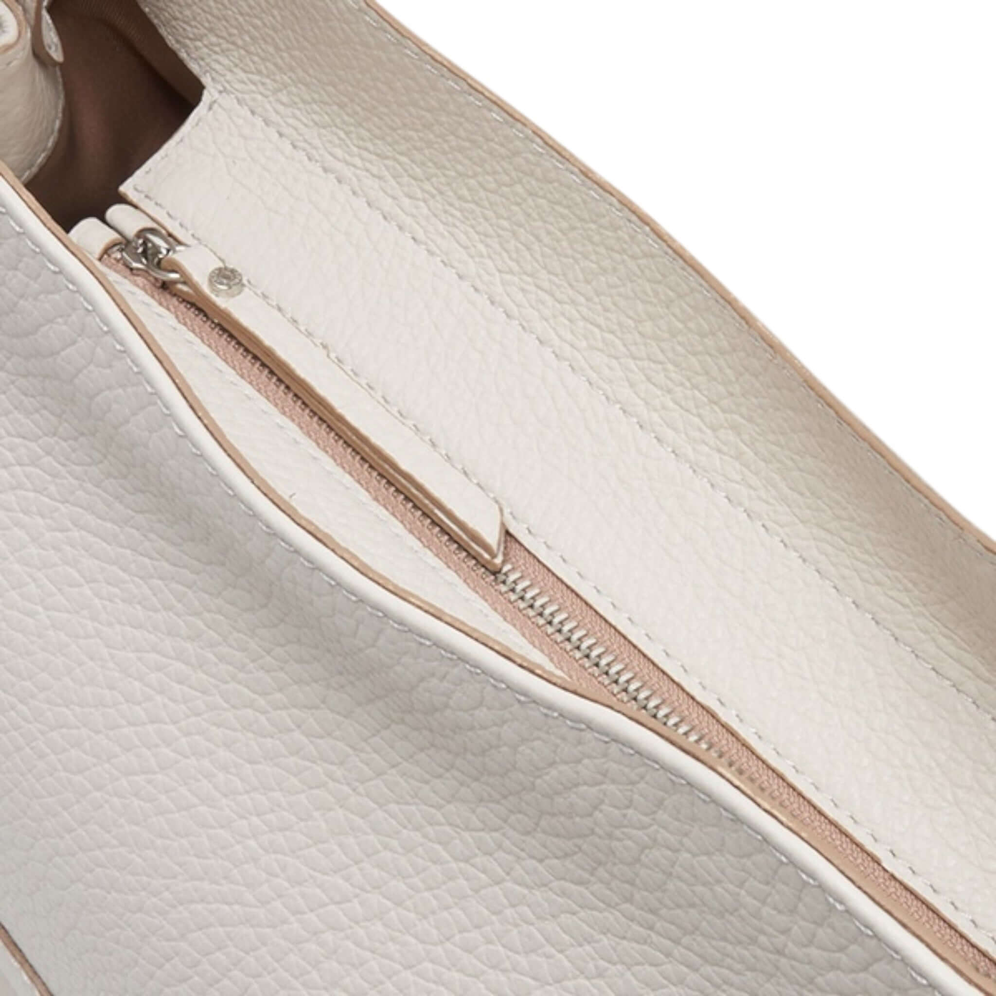 Dettaglio della chiusura in metallo della borsa MINERVA di Gianni Chiarini, realizzata in pelle grana maxi.