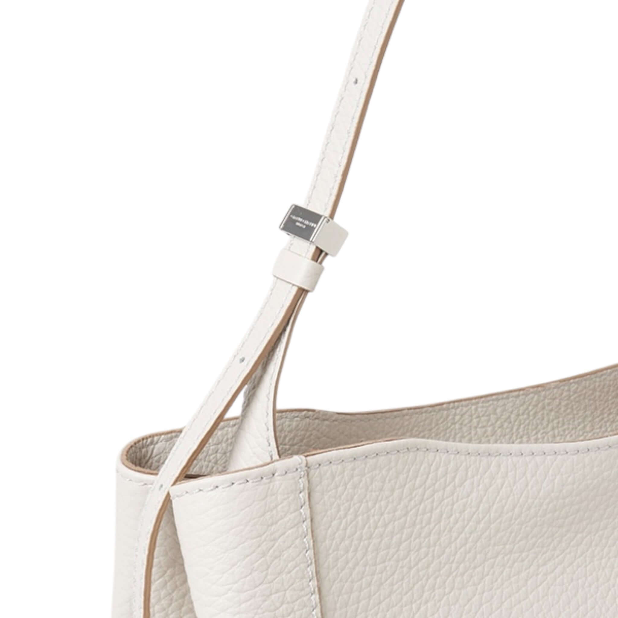 Dettaglio della borsa MINERVA di Gianni Chiarini, mostra la tracolla in pelle grana maxi e chiusura elegante.