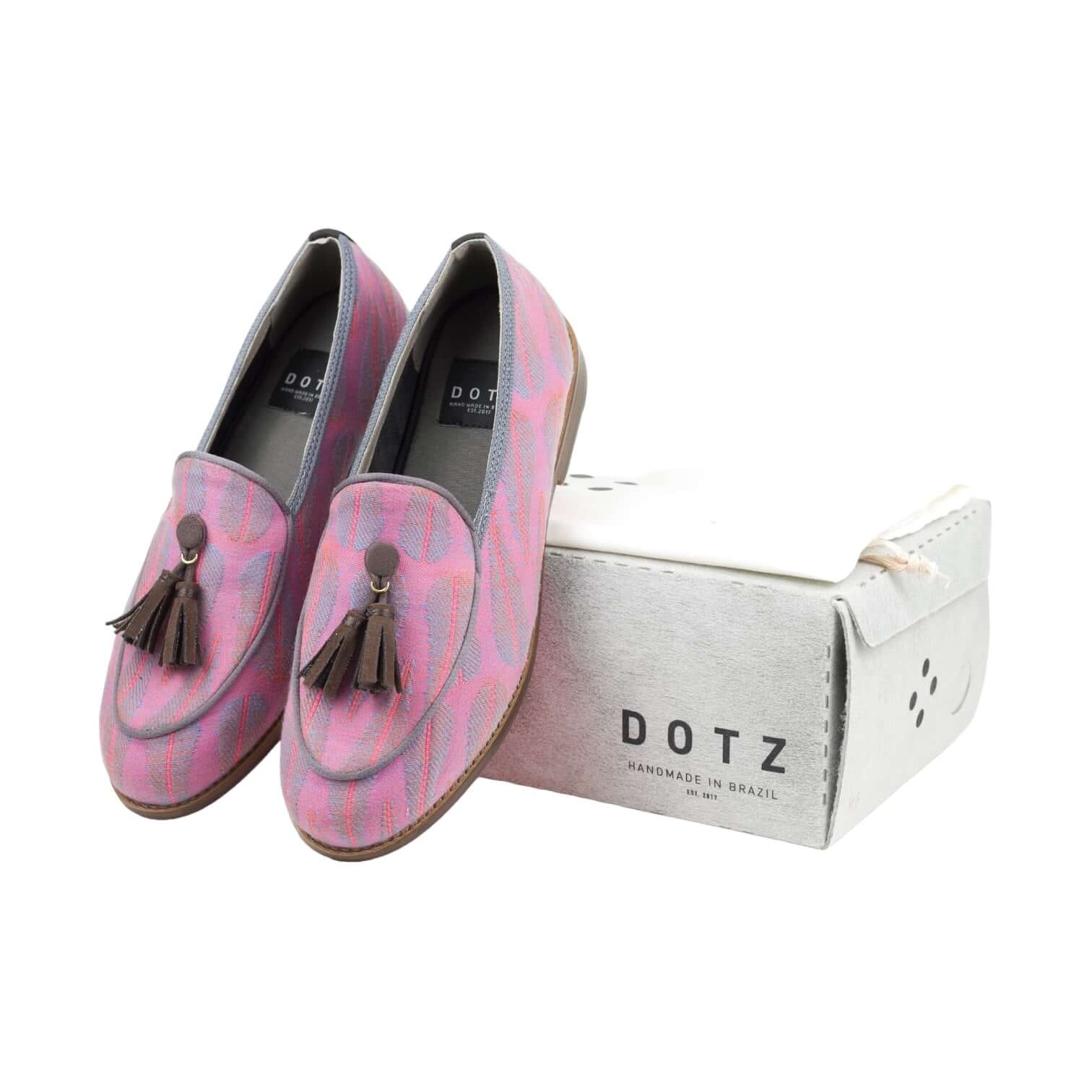 Mocassino Ameixa in vibrant pink with tassels, sustainable footwear handcrafted in Brazil.