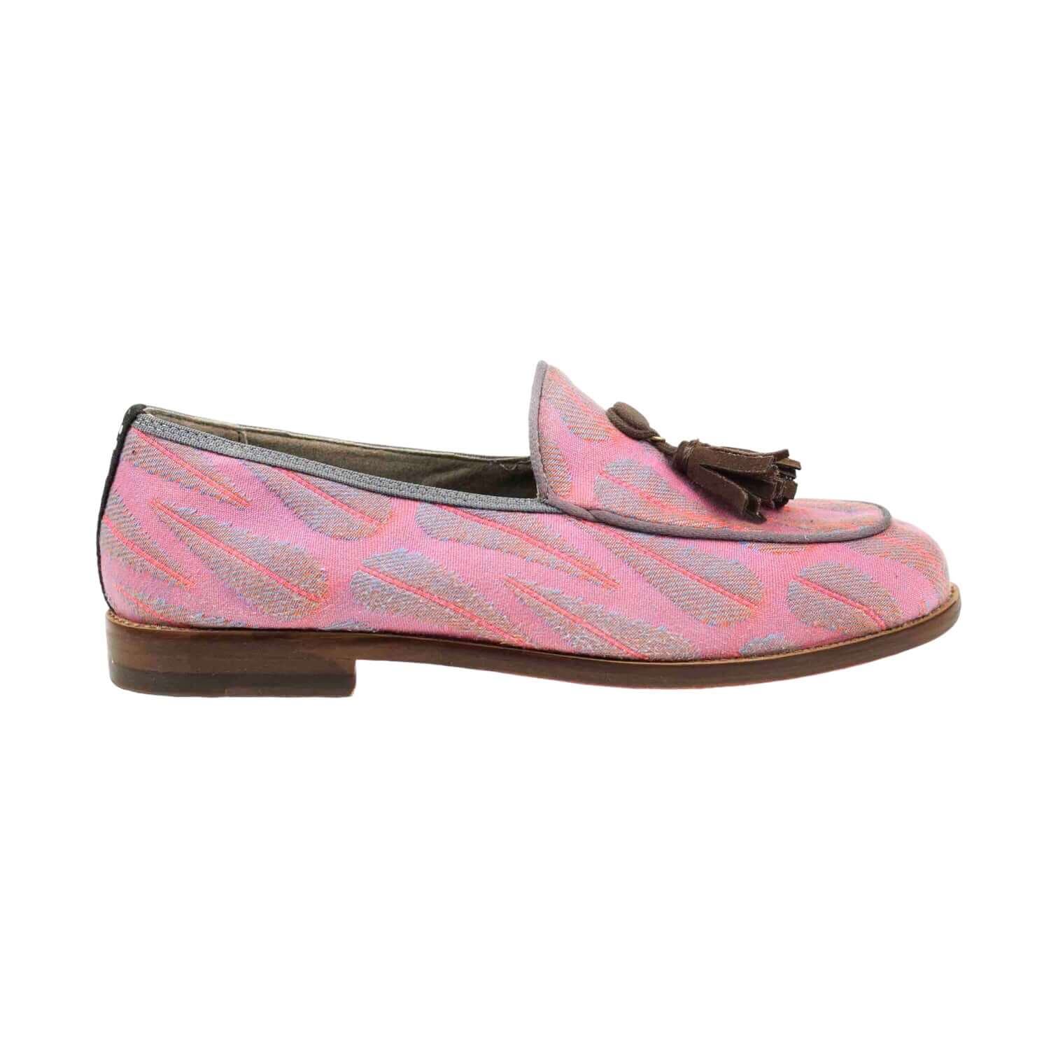 Mocassino Ameixa: scarpa classica sostenibile in tonalità rosa, con dettagli a frange, design brasiliano.
