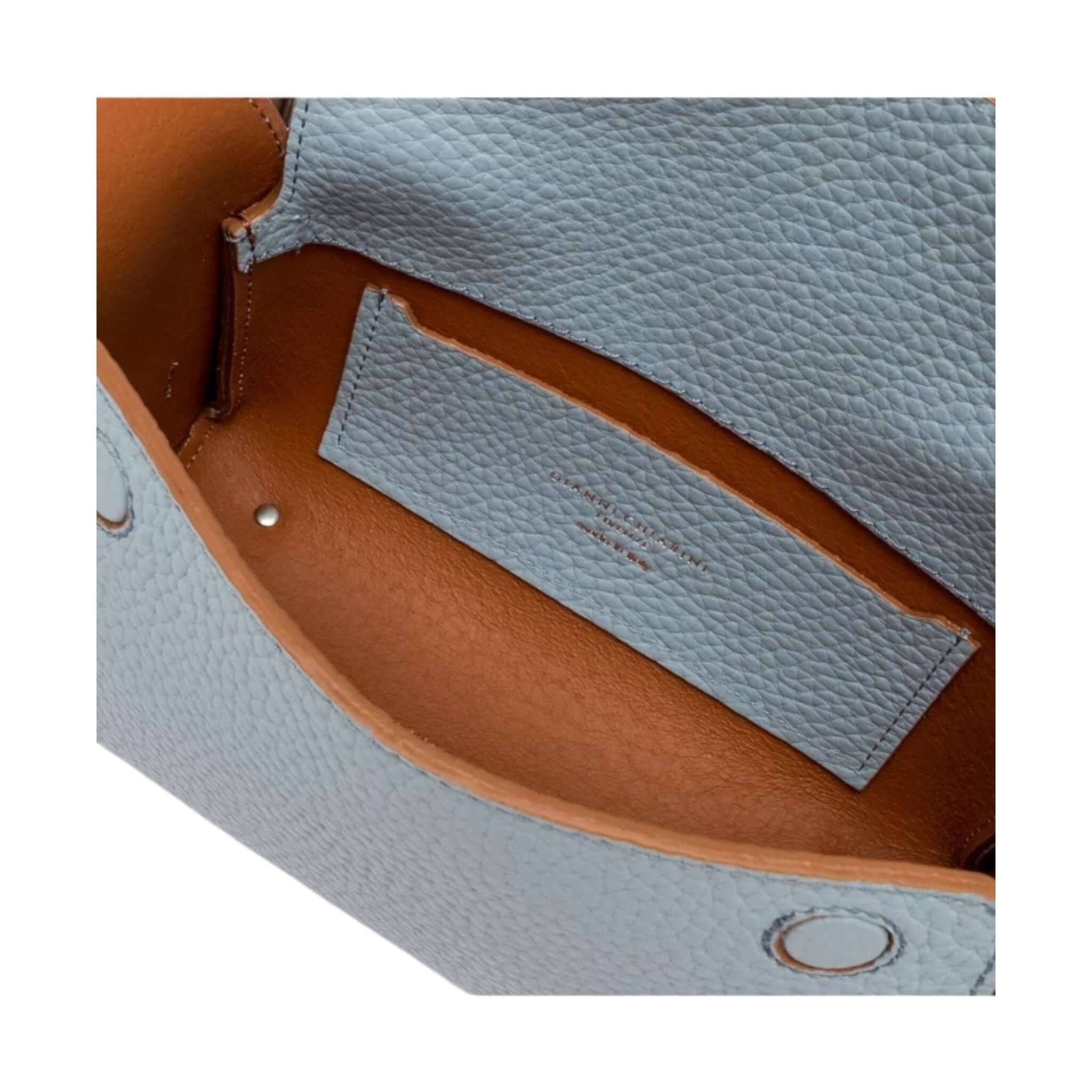 Dettaglio interno della borsa PENELOPE in pelle, mostrando tasca e rivestimento in pelle color cuoio.