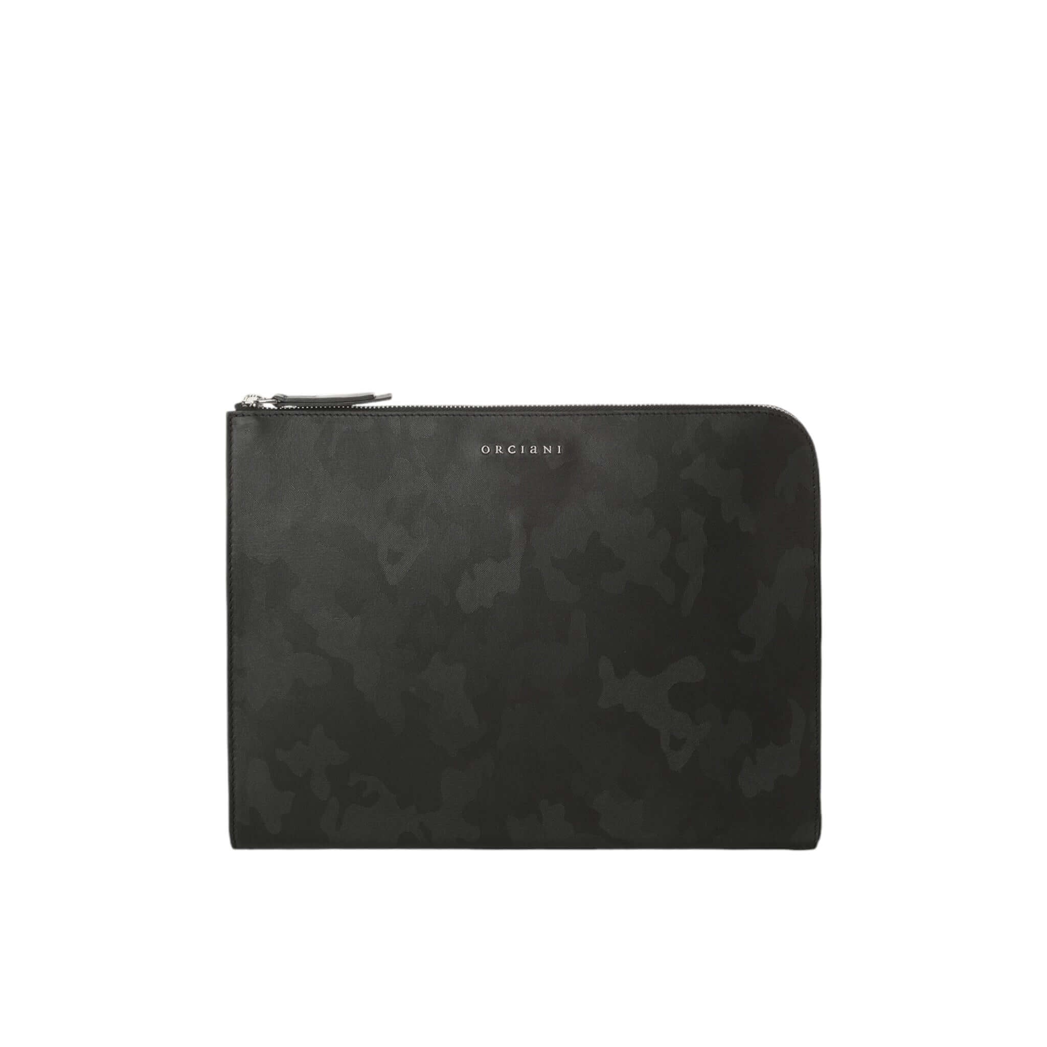 Elegante portadocumenti in pelle nera con finitura camouflage, chiusura a zip, dimensioni slim.