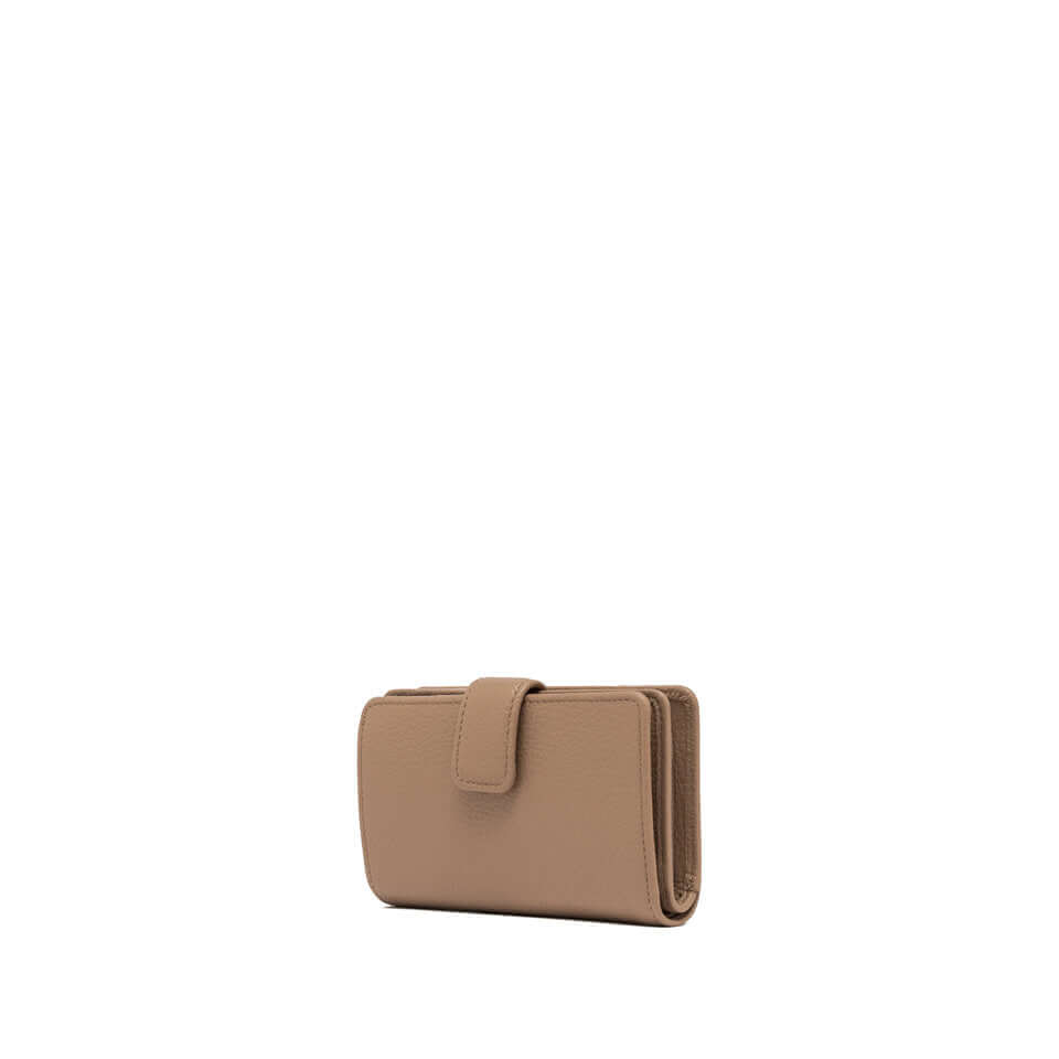 PORTAFOGLIO Gianni Chiarini in pelle martellata, chiusura con patta e bottone, dimensioni 13,5x8,5x3 cm.