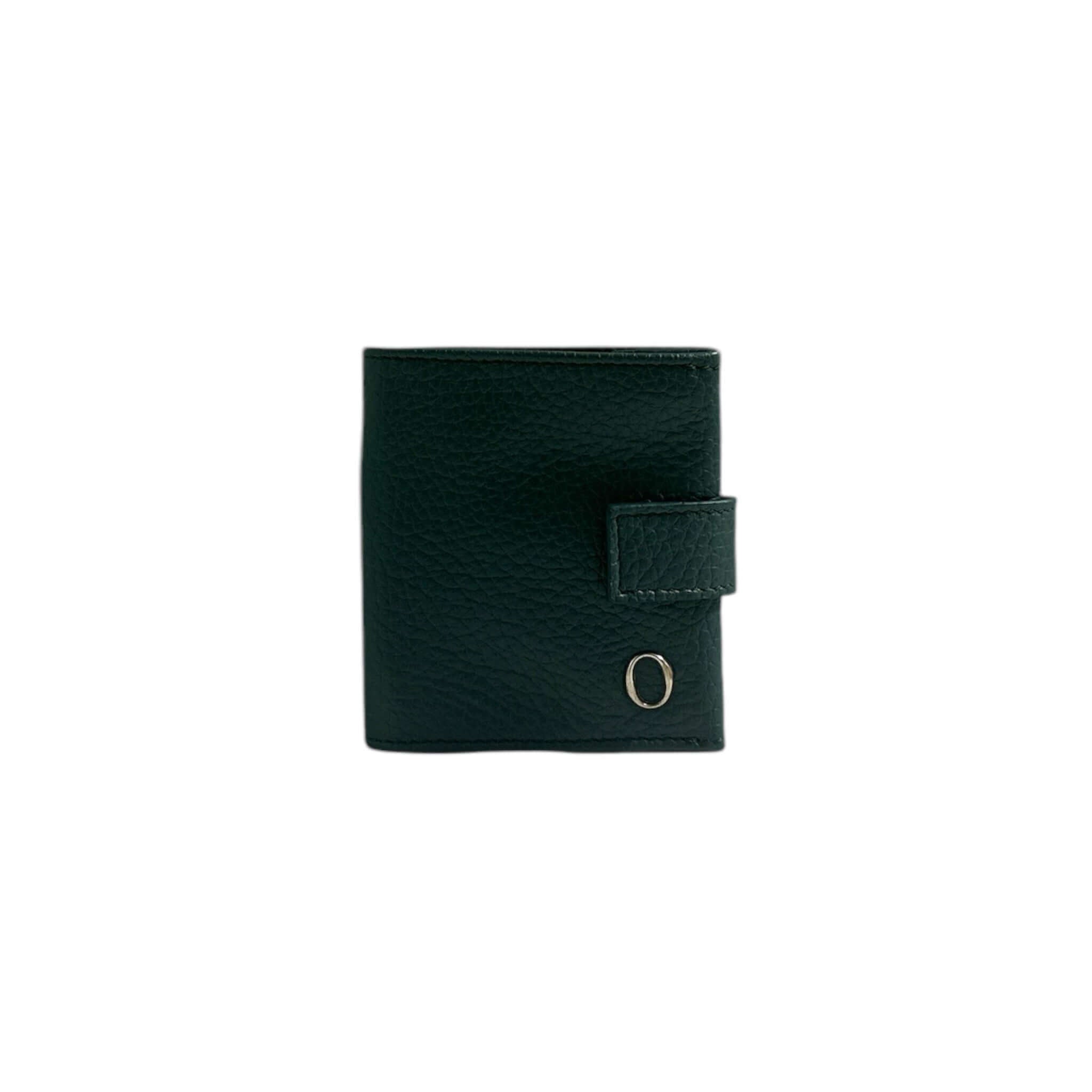 Portamonete Micron in pelle martellata verde, chiusura con bottone, design elegante e pratico.