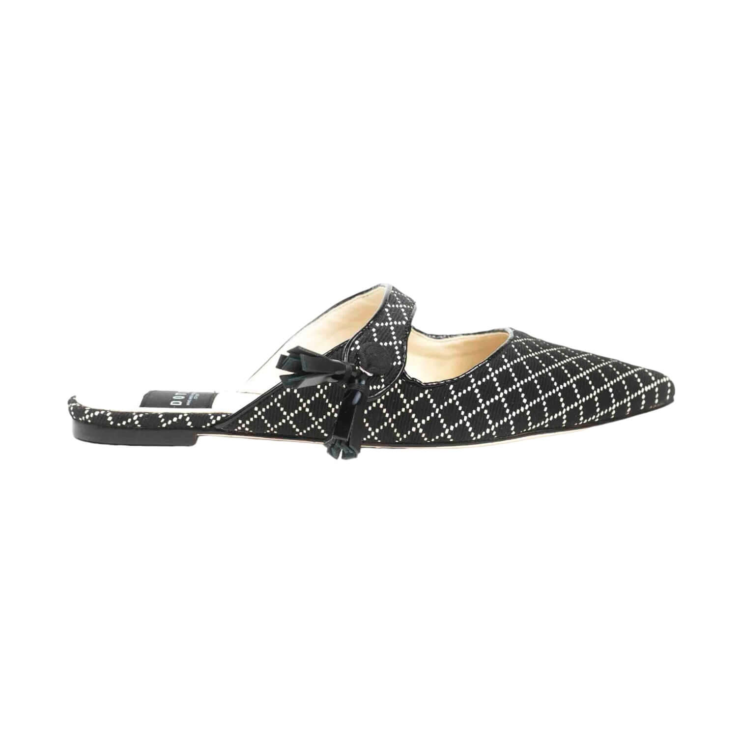 Scarpa Jabu nera a punta con motivo a diamante e fiocco, design classico e sostenibile.