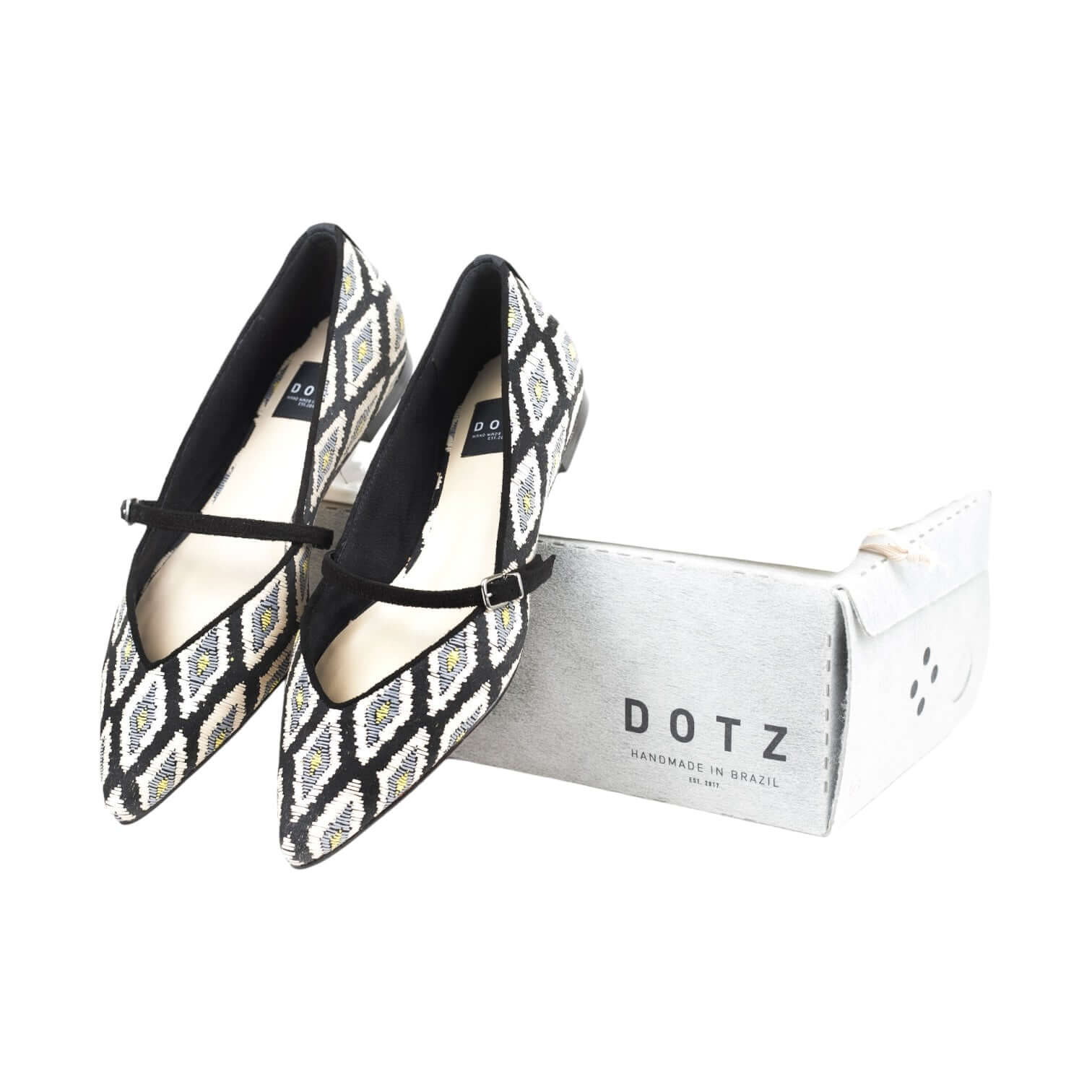 Scarpe a punta Pinhao in stile brasiliano, realizzate con materiali sostenibili e confezionate in un'elegante scatola.