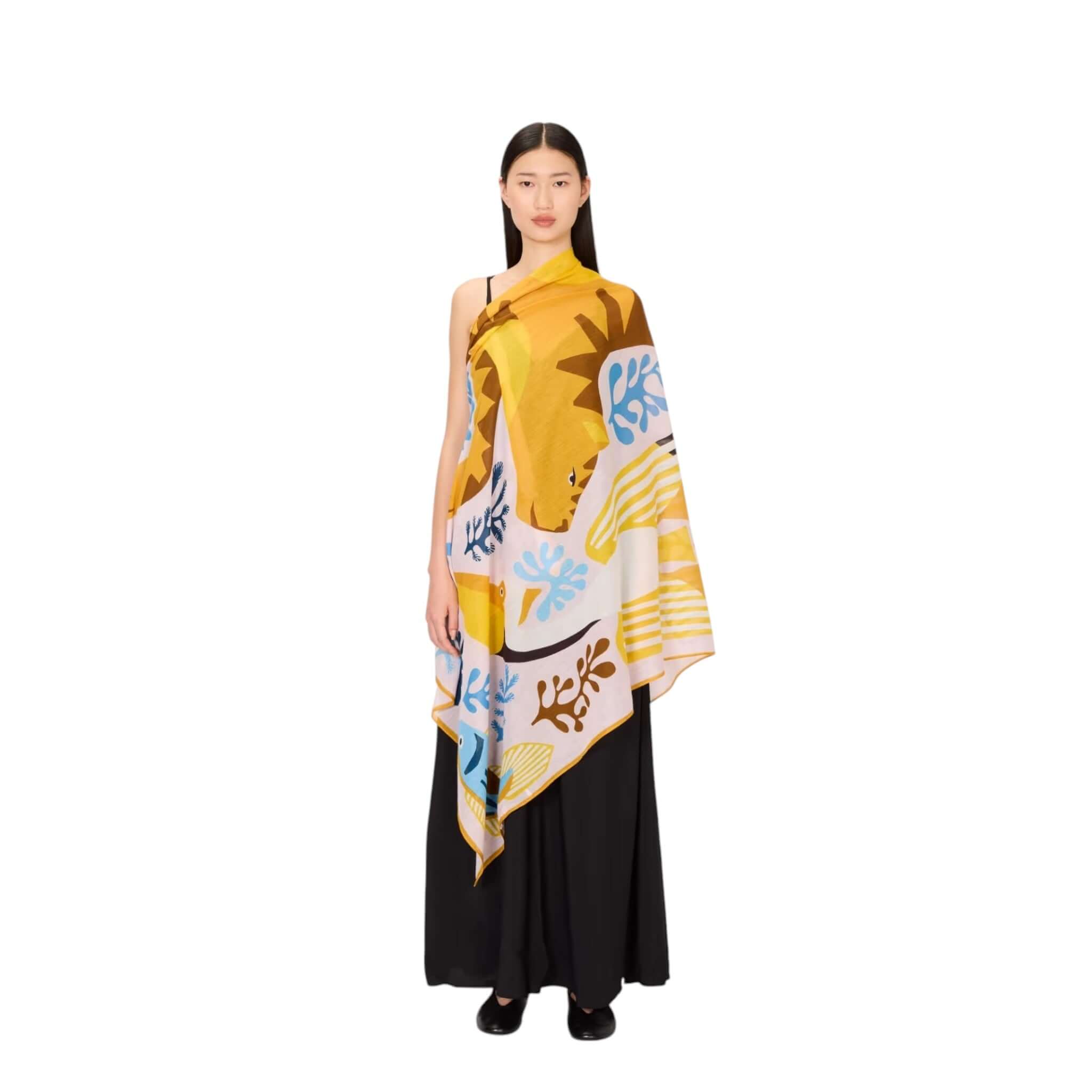 Sciarpa Splash in cotone, indossata come pareo, con design colorato e estivo, perfetta per l'estate.