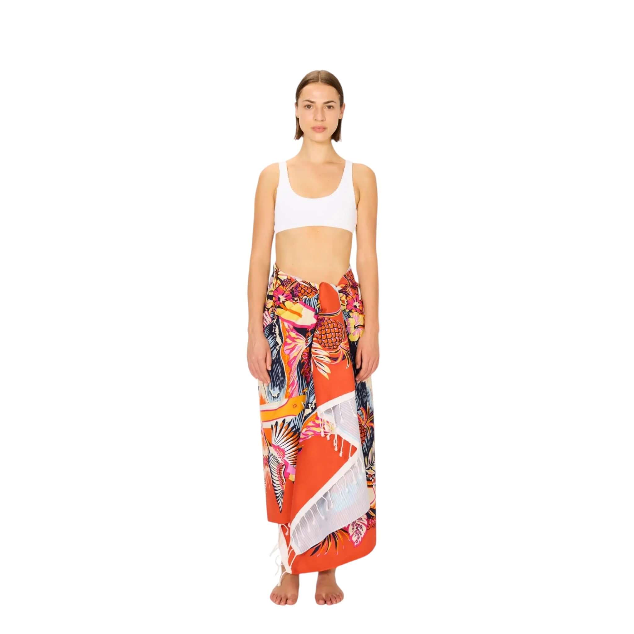 Modella che indossa un telo mare stampato a mano della linea Telo Mare Hawai, in cotone colorato.