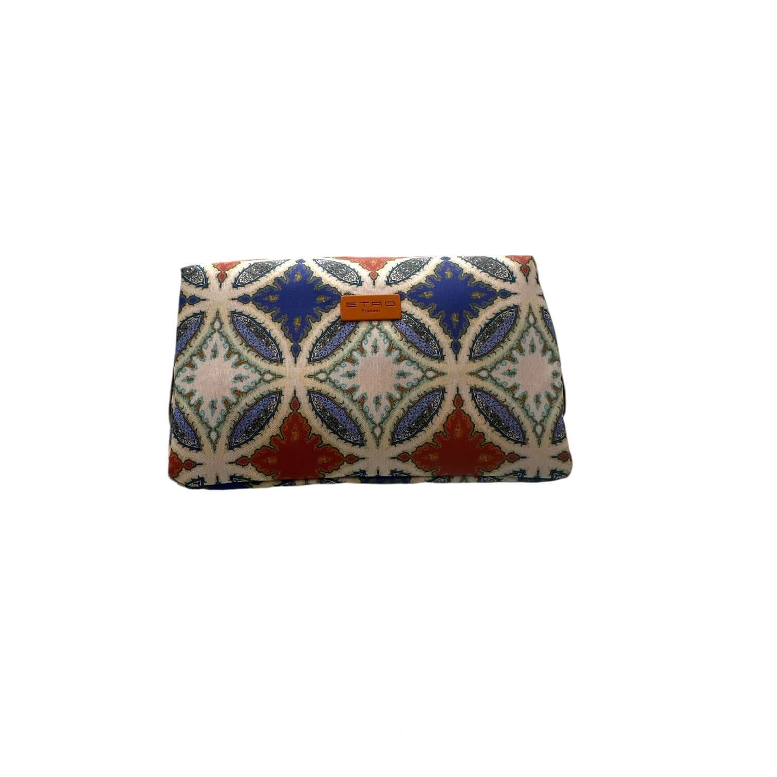 Trousse in nylon lavabile con fantasia colorata e targhetta ETRO, chiusura zip e elastici laterali, misure 25x16x9 cm.