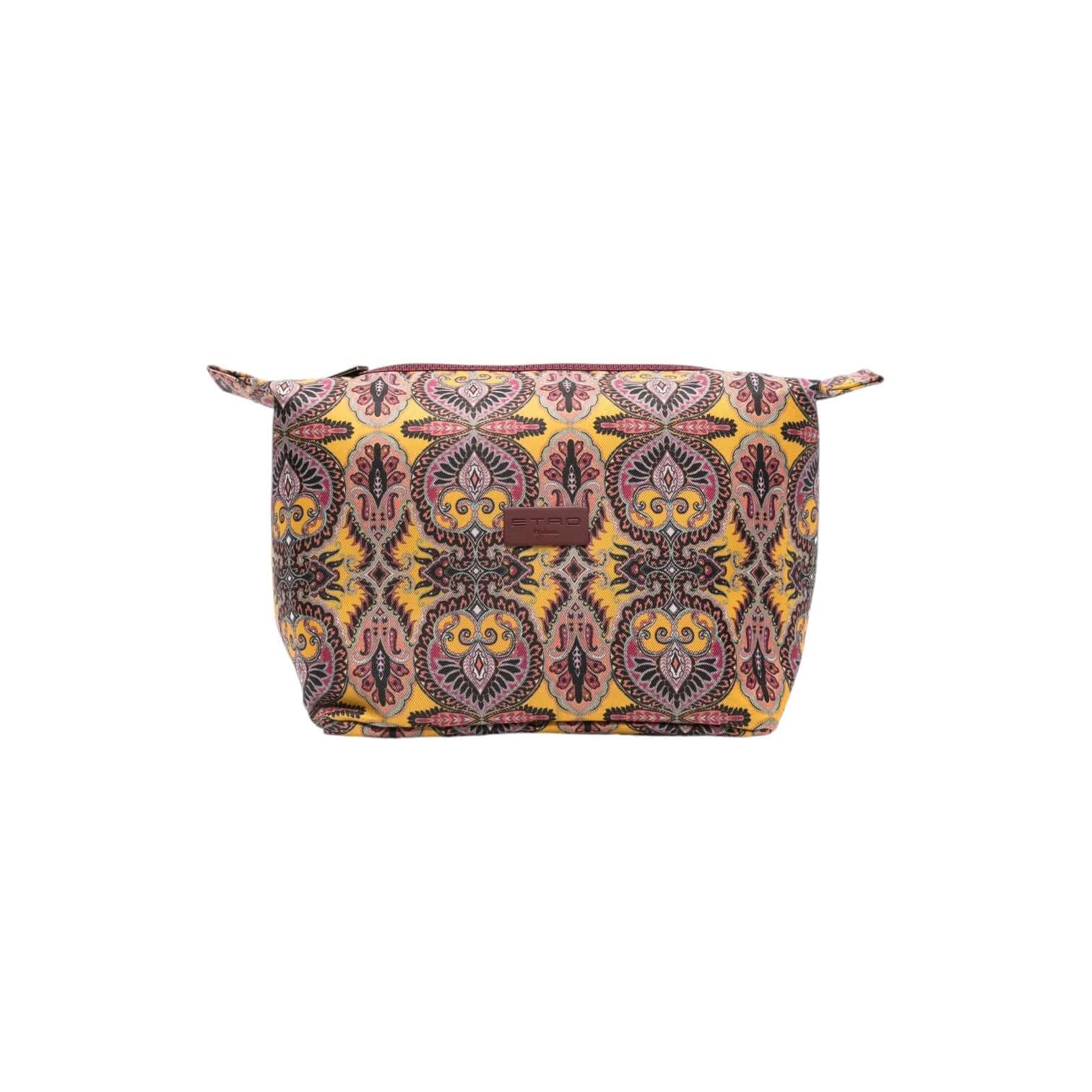Trousse da viaggio in nylon lavabile con fantasia colorata, chiusura zip, targhetta ETRO e misure 20x12x15 cm.
