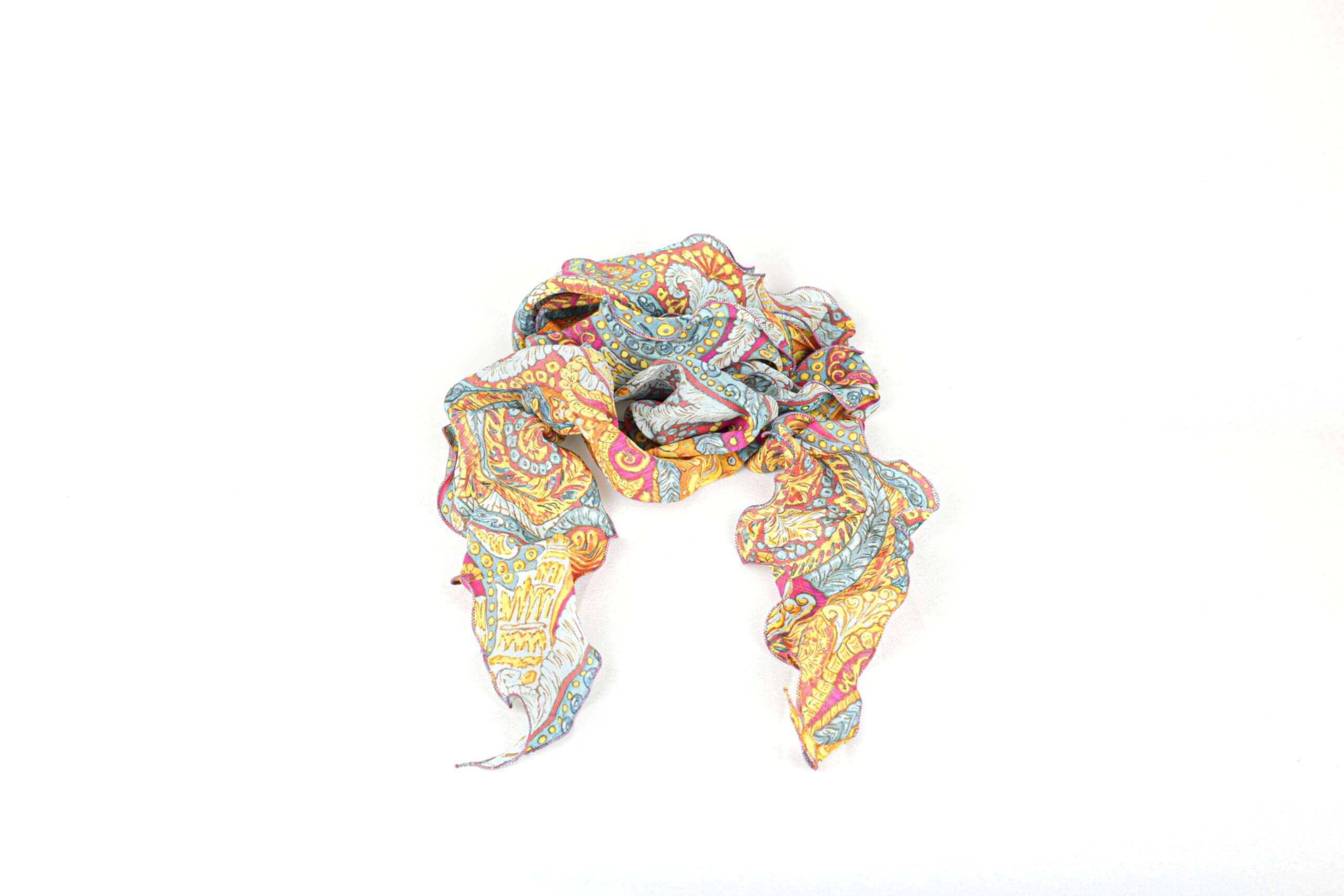 Girocollo drappo paisley verde con fantasia ricca, in 95% seta e 5% ottone, elegante accessorio moda.