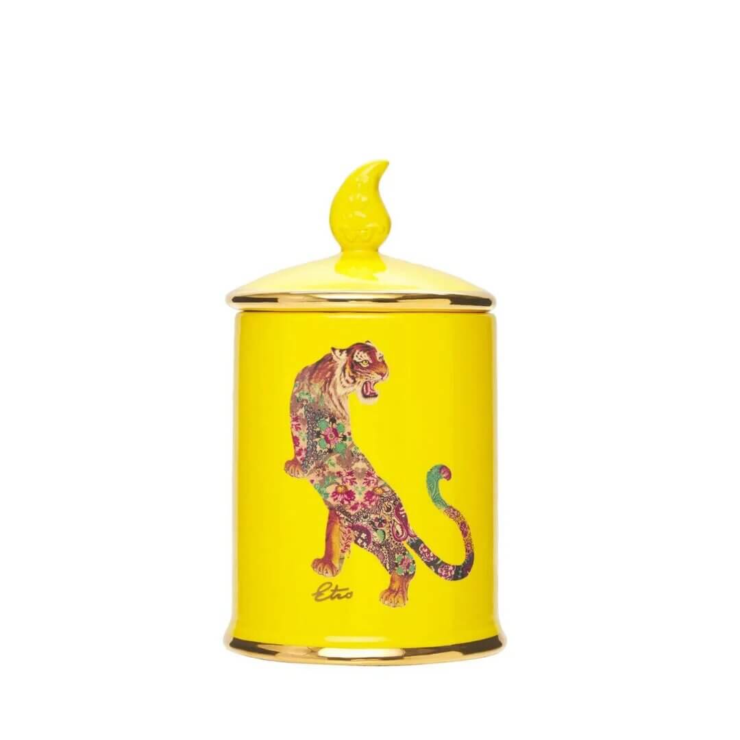 Shere Khan giallo candela in ceramica con rifiniture oro e simbolo, confezionata nella scatola Etro.