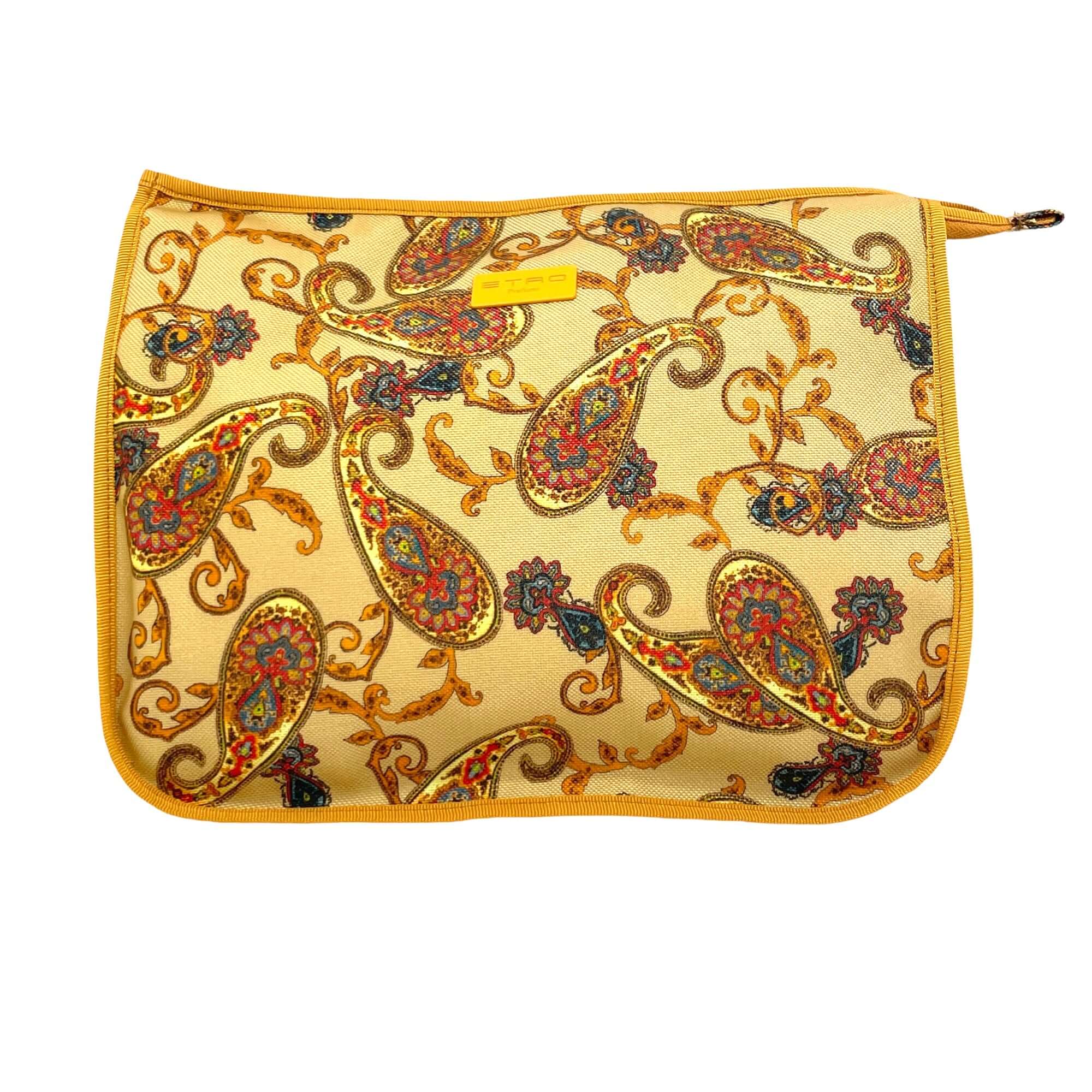 Trousse dorata in nylon con fantasia elegante, divisorio interno, chiusura zip, targhettina ETRO, misure 29x24x14 cm.