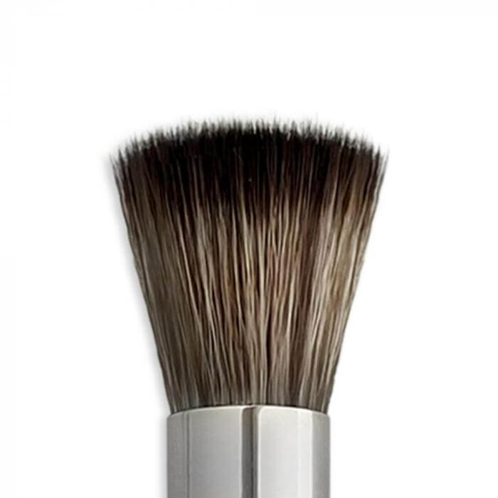 Close-up of Pennello Viso B1 makeup brush, ideal for applying foundation, concealers, and contouring with synthetic bristles.