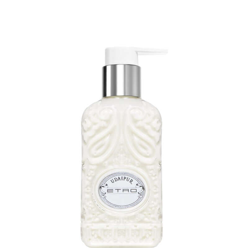 Elegante bottiglia di crema corpo Udaipur di Etro, 250 ml, ispirata all'estate mediterranea.