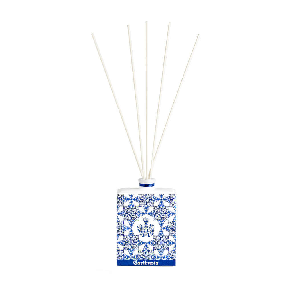 Ceramica Blu Diffusore: hand-crafted ceramic diffuser with blue floral pattern and aromatic reeds.