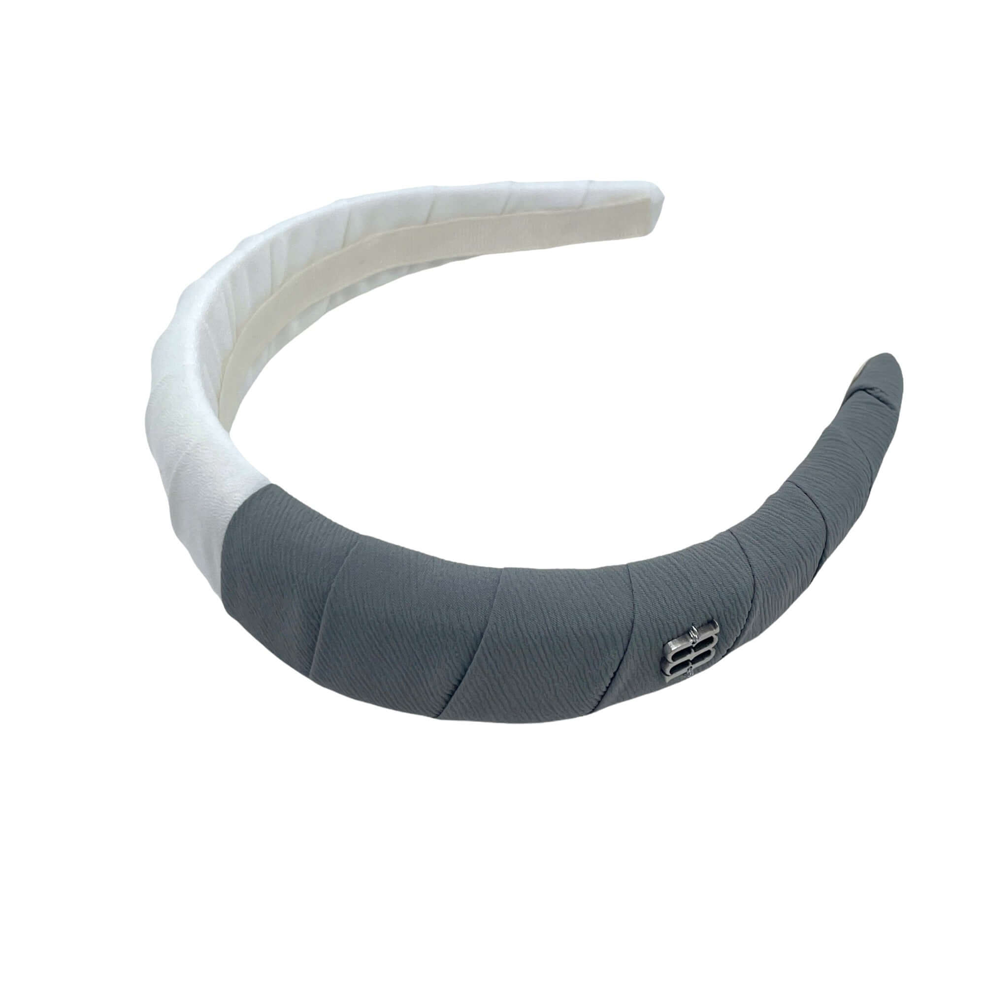 Cerchietto bianco e grigio moda artigianale con logo, taglia unica, design bombato.