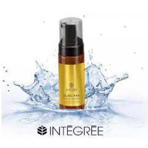 Mousse struccante 150 ml in a splash of water, showcasing its cleansing properties and elegant packaging.